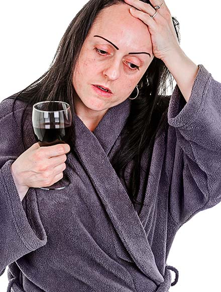 женщина со стаканом вина держится за голову